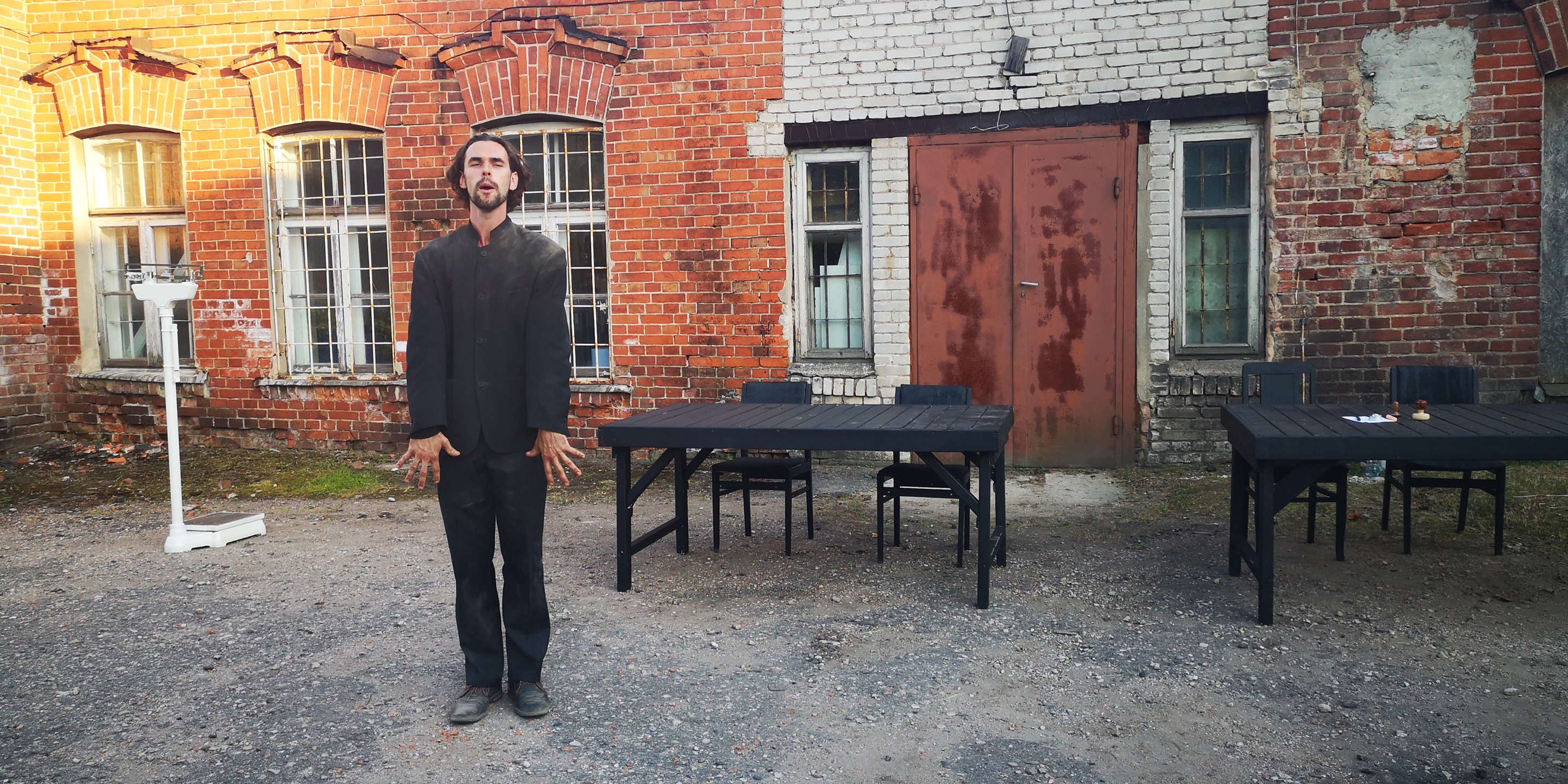 Kārlis Tols izrādē "Mans kaimiņš ebrejs" // Foto – Krista Burāne