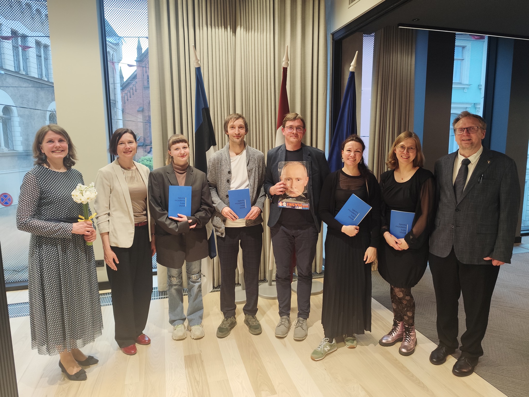 Grāmatas atvēršanas svētki Igaunijas vēstniecībā Rīgā 2025. gada maijā. No kreisās: tulkotāja Daila Ozola, Igaunijas Teātra aģentūras vadītāja Kirstena Simmo, igauņu dramaturgi Henelīsa Notone, Pāvo Pīks, Mehiss Pihla un Pireta Jāksa, Igaunijas Teātra aģentūras literārās daļas vadītāja Heidi Ādma, izdevējs Contra // Foto no Igaunijas Teātra aģentūras arhīva