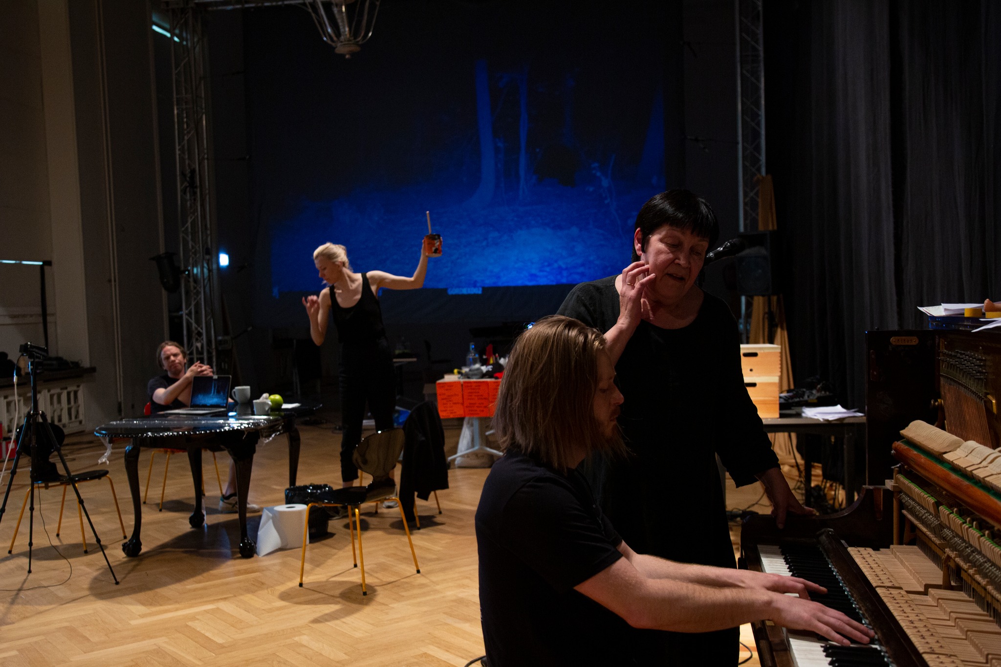 Skats no teātra "Ekspedīcija" izrādes “Ceļojums uz meža galu” (rež. Lauri Lagle) // Foto – Kulla Laas