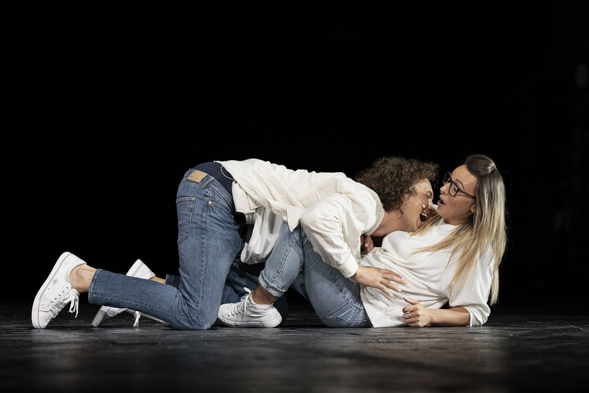 Skats no izrādes. Lomās: Kārlis Arnolds Avots un Anete Krasovska // Foto – Mārcis Baltskars