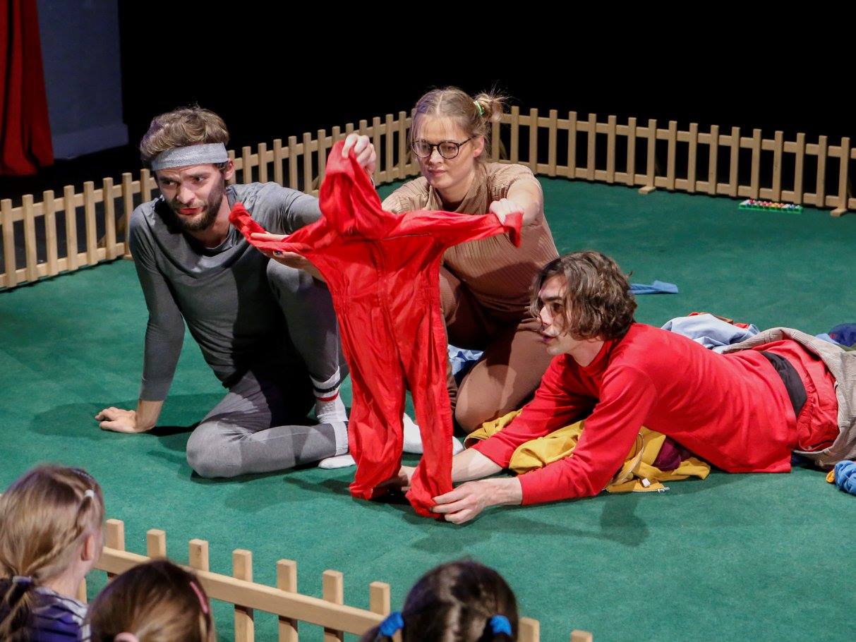 Skats no teātra "Joriks" izrādes "Ezis, kurš mīlēja slepeni" // Foto – A. Lebeds