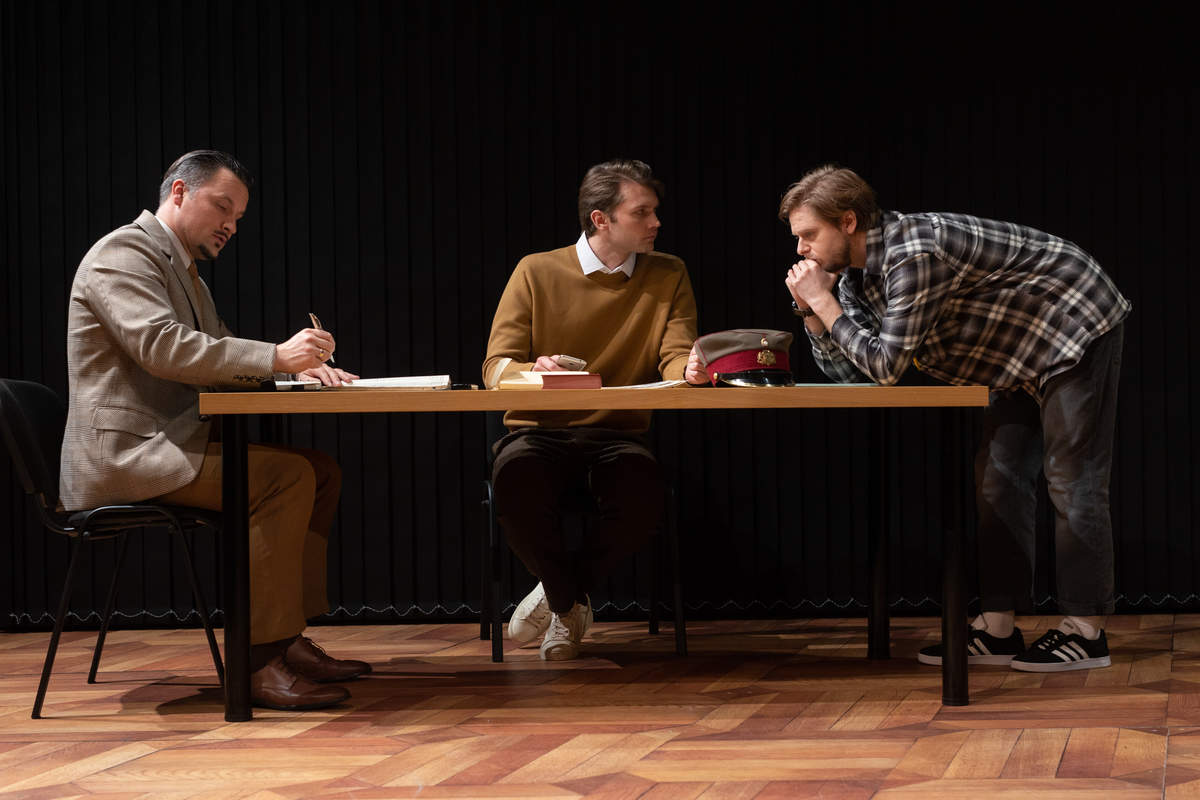 Vilhelms Munters – Andris Bulis, Jānis Rudums – Mārtiņš Upenieks, pētnieks Kārlis Ulmanis – Toms Veličko // Foto – Jānis Deinats