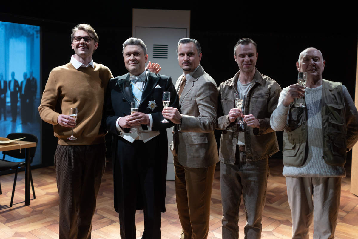 Jānis Rudums – Mārtiņš Upenieks, prezidents Kārlis Ulmanis – Imants Strads, Vilhelms Munters – Andris Bulis, Alfrēds Bērziņš – Kaspars Dumburs, ģenerālis Balodis – Juris Bartkevičs // Foto – Jānis Deinats