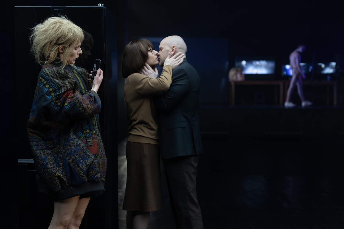 Skats no izrādes "Spēles ar Jūliju". Jūlija – Ieva Segliņa, Kristīne – Anete Krasovska, Žans – Lauris Dzelzītis // Foto – Jānis Deinats