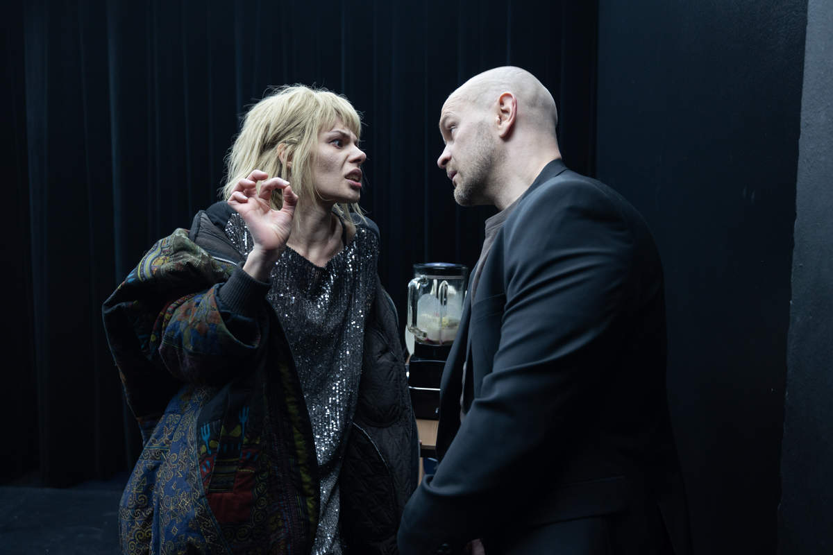 Skats no izrādes "Spēles ar Jūliju". Jūlija – Ieva Segliņa, Žans – Lauris Dzelzītis // Foto – Jānis Deinats