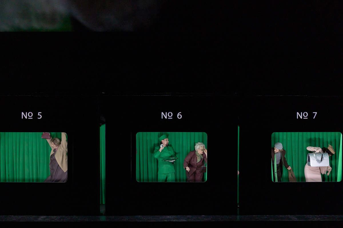 Skats no DT izrādes "Degunradži" // Foto – Jānis Deinats