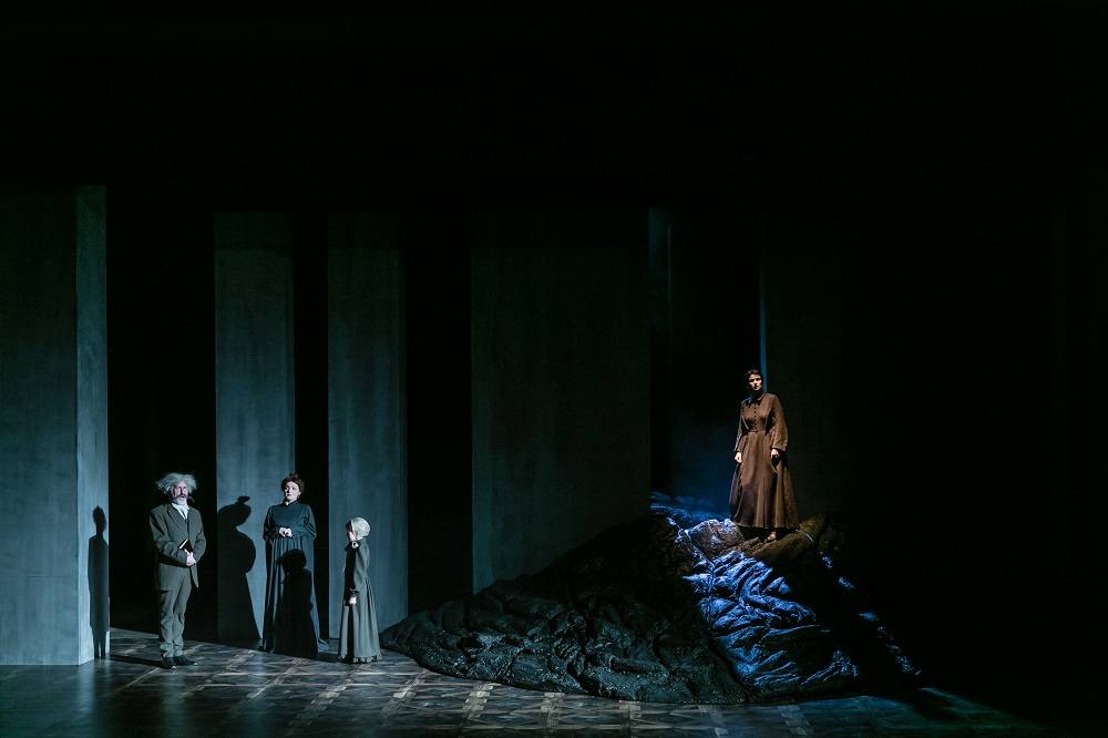 Skats no izrādes "Džeina Eira" // Foto – Matīss Markovskis