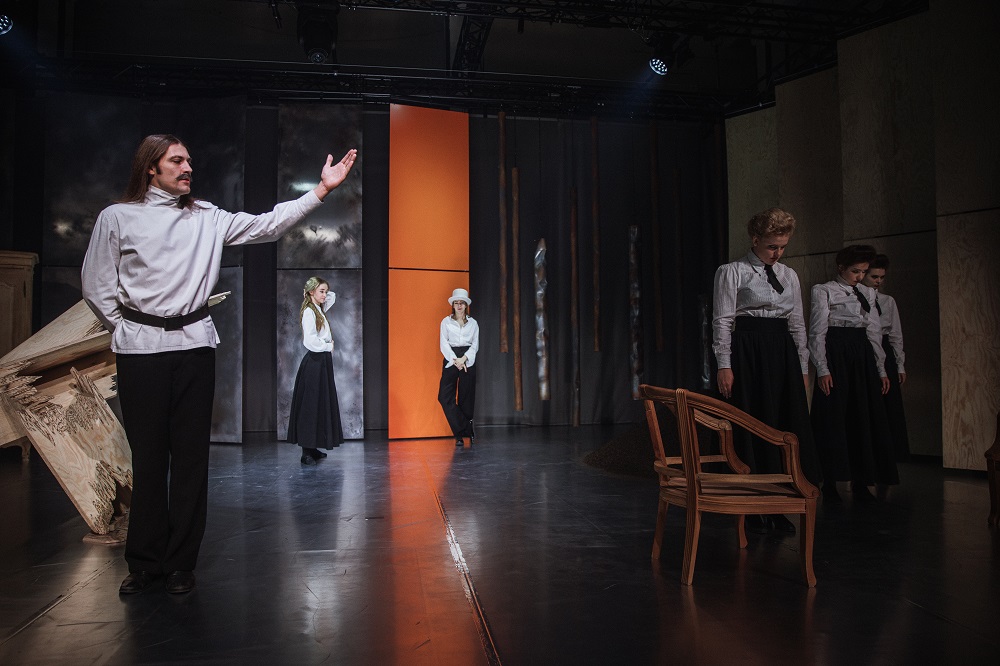 Skats no Valmieras teātra izrādes "Valmieras puikas" // Foto – Matīss Markovskis