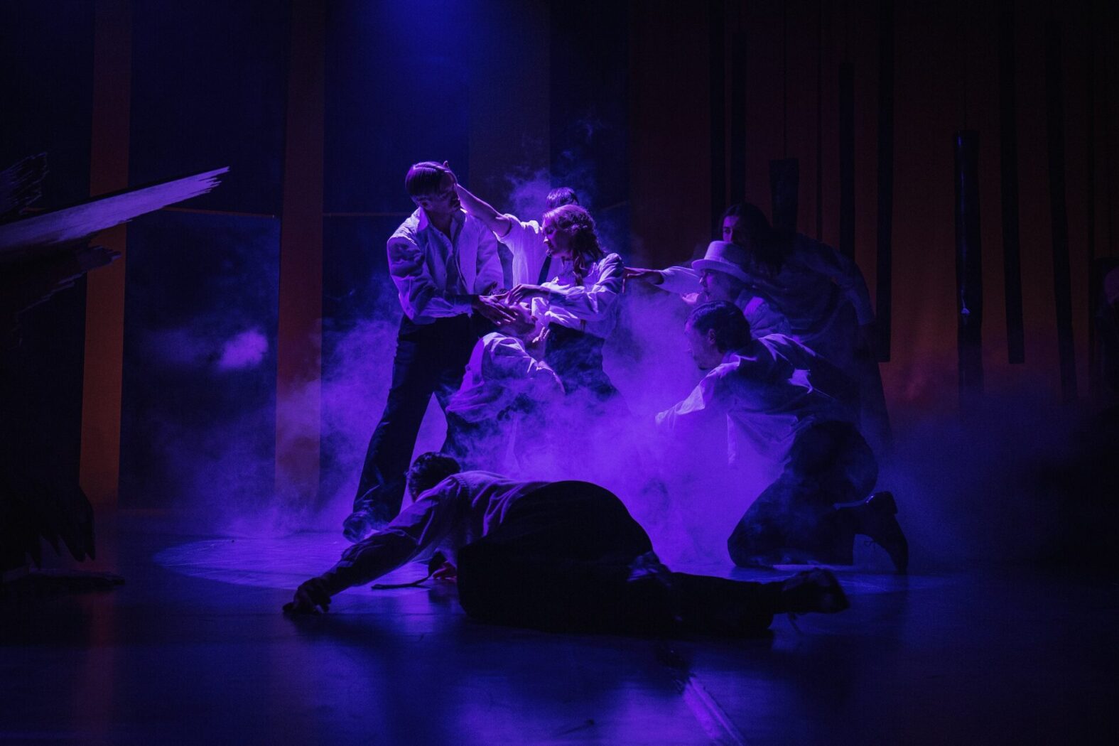 Skats no Valmieras teātra izrādes "Valmieras puikas" // Foto – Matīss Markovskis