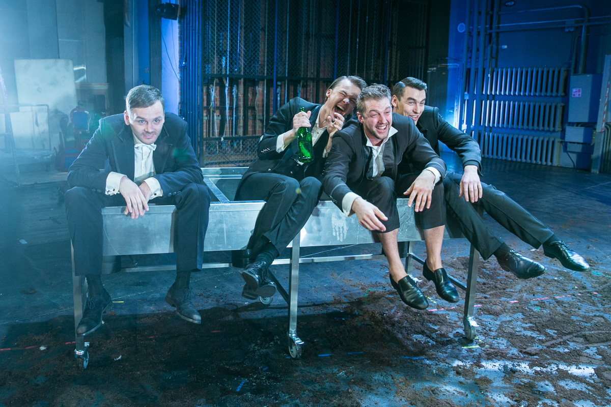 Skats no VDT izrādes "Klusa nakts, dzēra nakts" // Foto – Matīss Markovskis