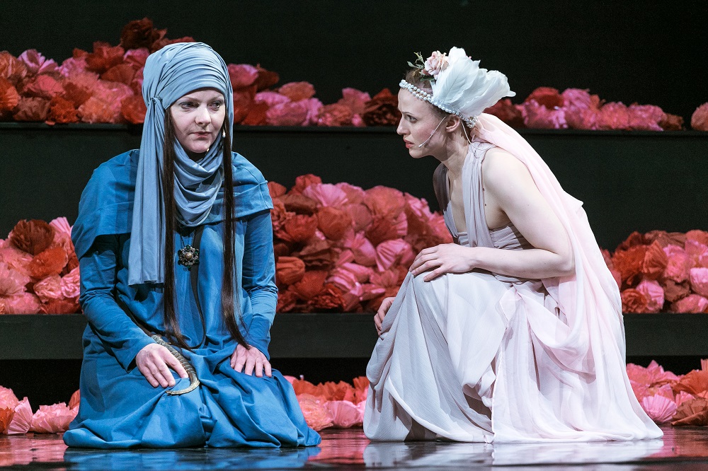 Asja – Māra Mennika, Mirdza – Inese Pudža // Foto – Matīss Markovskis