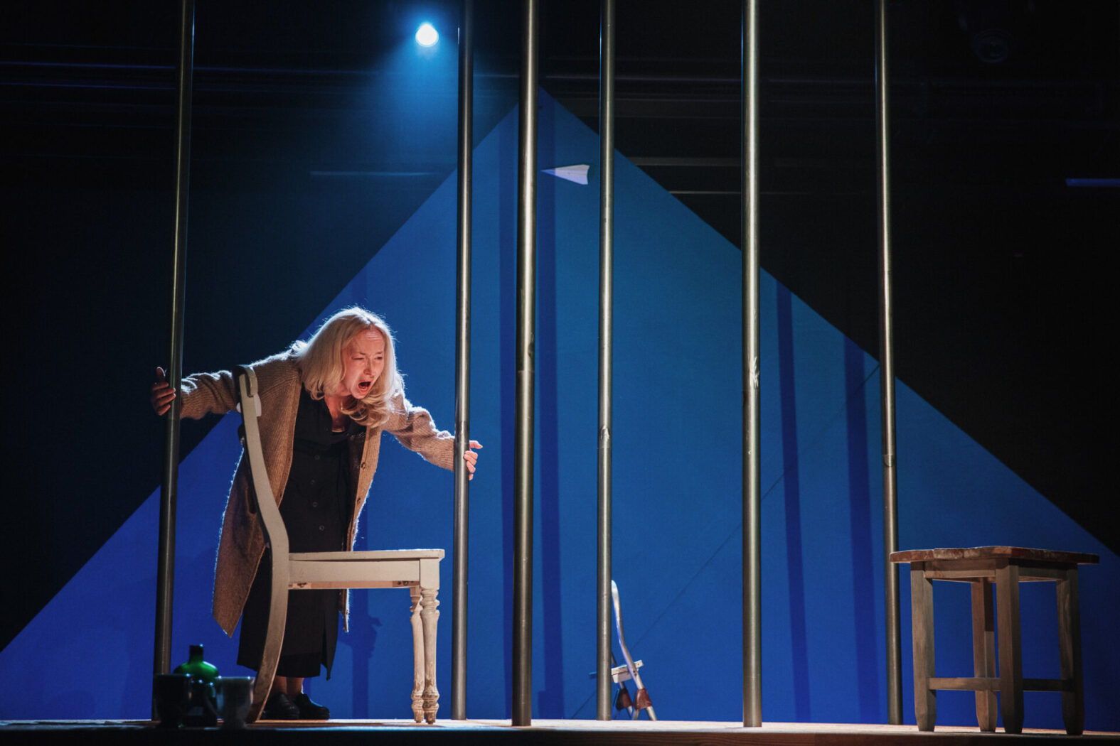 Skats no Valmieras teātra izrādes "Zilā". Rasma – Ieva Puķe // Foto – Matīss Markovskis