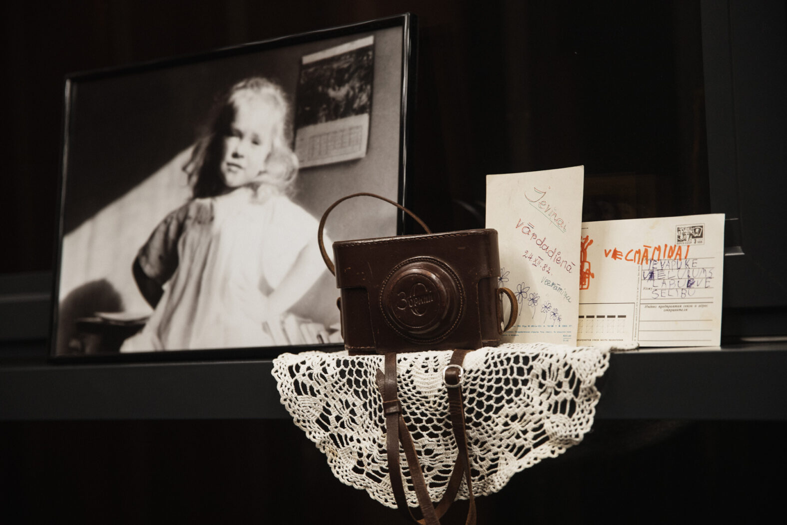 Ieva Puķe izrādē "Vai tu atceries, kā piedzima tava vecmāmiņa?" // Foto – Matīss Markovskis