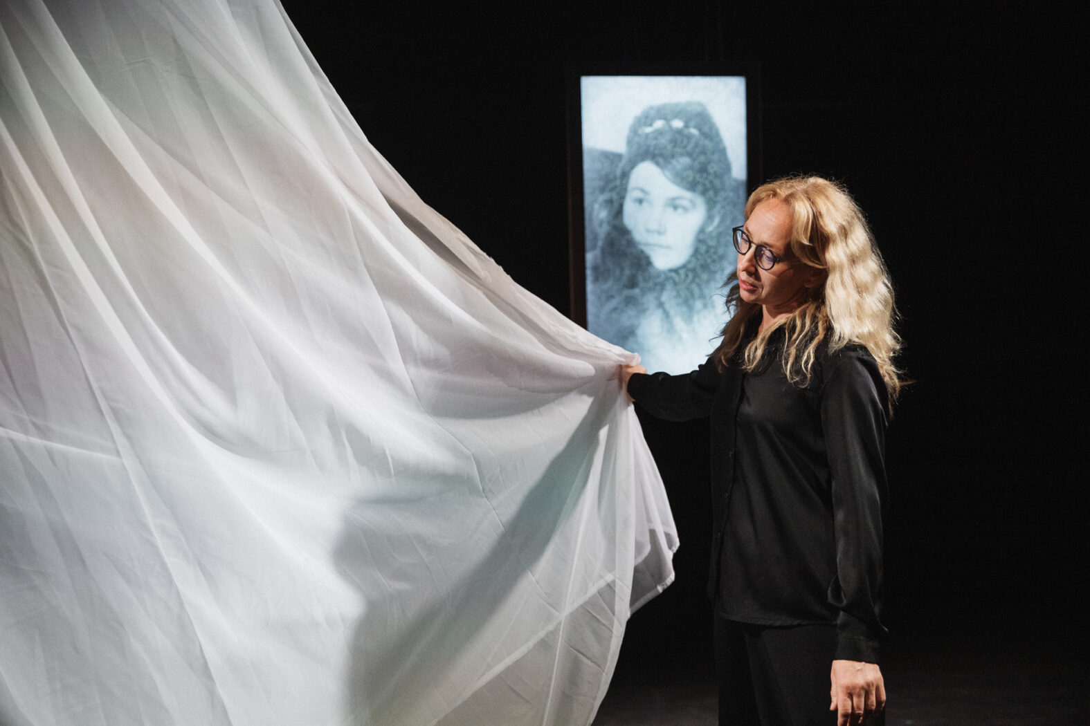 Ieva Puķe izrādē "Vai tu atceries, kā piedzima tava vecmāmiņa?" // Foto – Matīss Markovskis