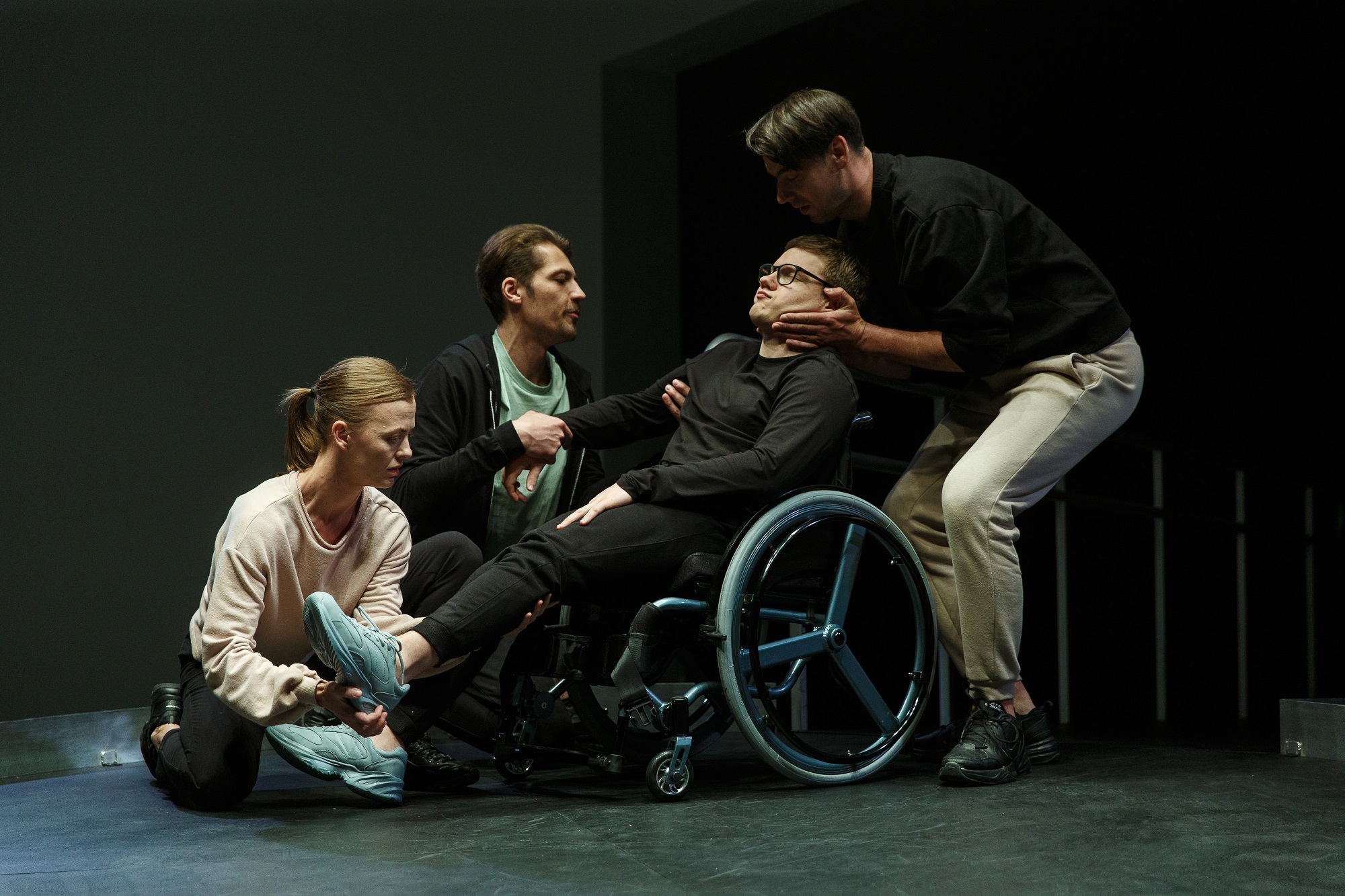 Skats no VDT izrādes "Latvijas lepnums. Un aizspriedumi" (rež. Reinis Boters) // Foto – Matīss Markovskis