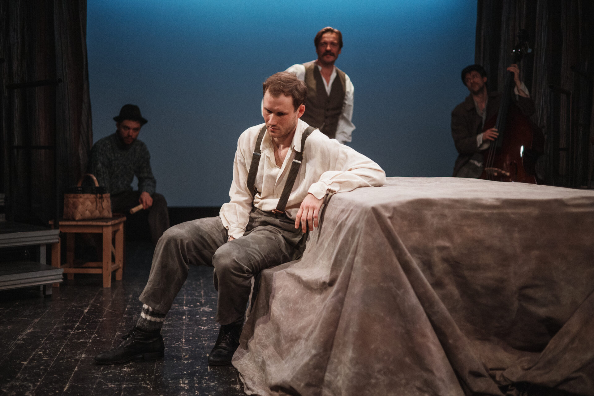 Skats no Valmieras teātra izrādes "Pazudušais dēls" (rež. Reinis Suhanovs) // Foto – Matīss Markovskis