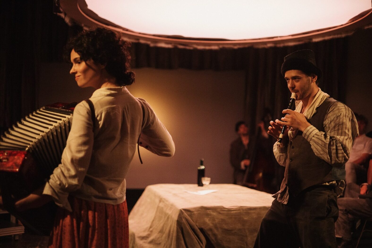 Jēkaba Nīmaņa mūzika Valmieras teātra izrādei “Pazudušais dēls” // Foto – Matīss Markovskis