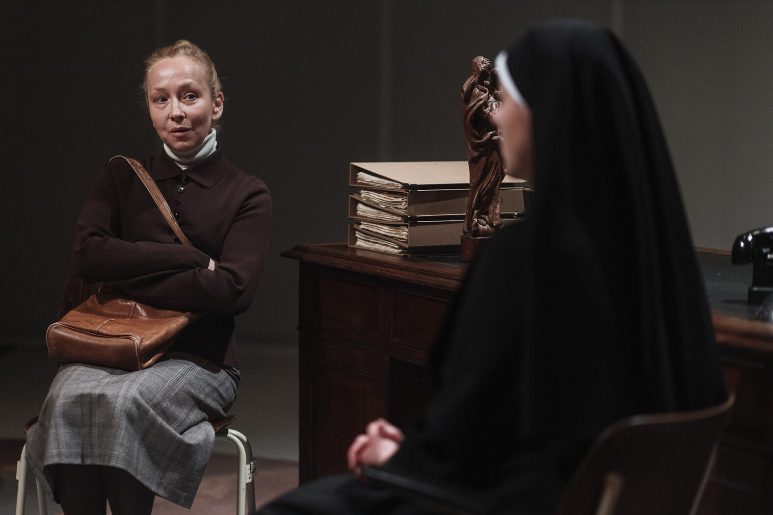 Millera kundze – Ieva Puķe, māsa Aloīzija Bovjēra – Māra Mennika // Foto – Matīss Markovskis