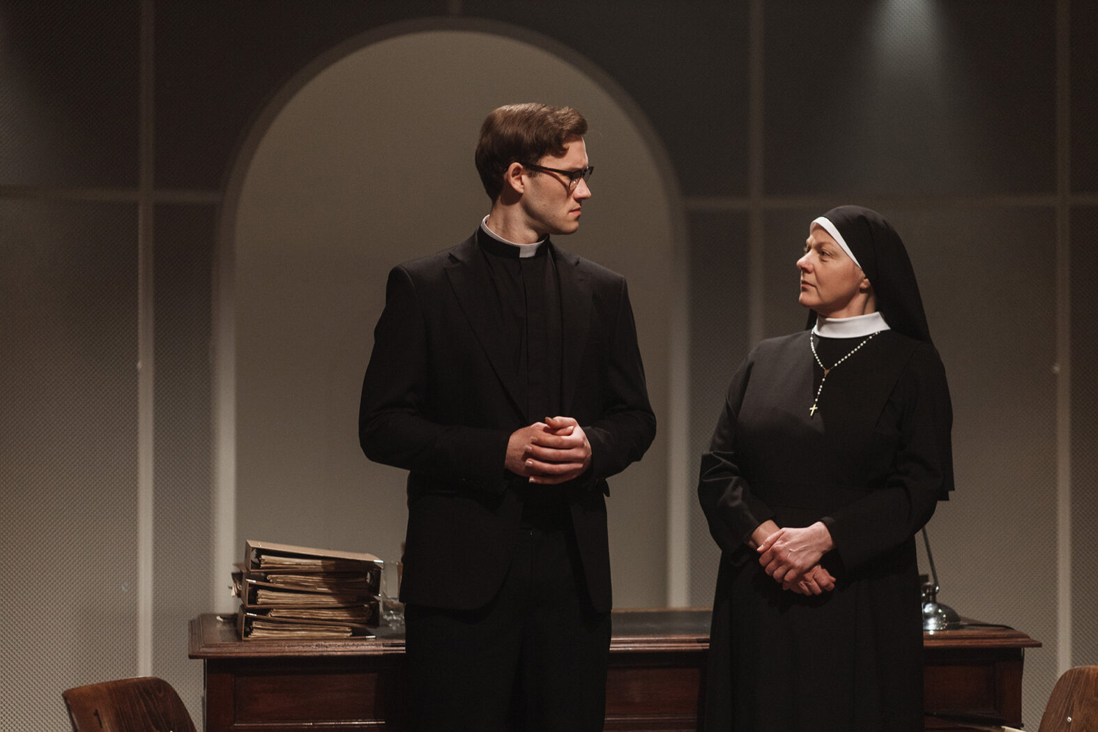 Tēvs Brendans Flinns – Krišjānis Strods, māsa Aloīzija Bovjēra – Māra Mennika // Foto – Matīss Markovskis