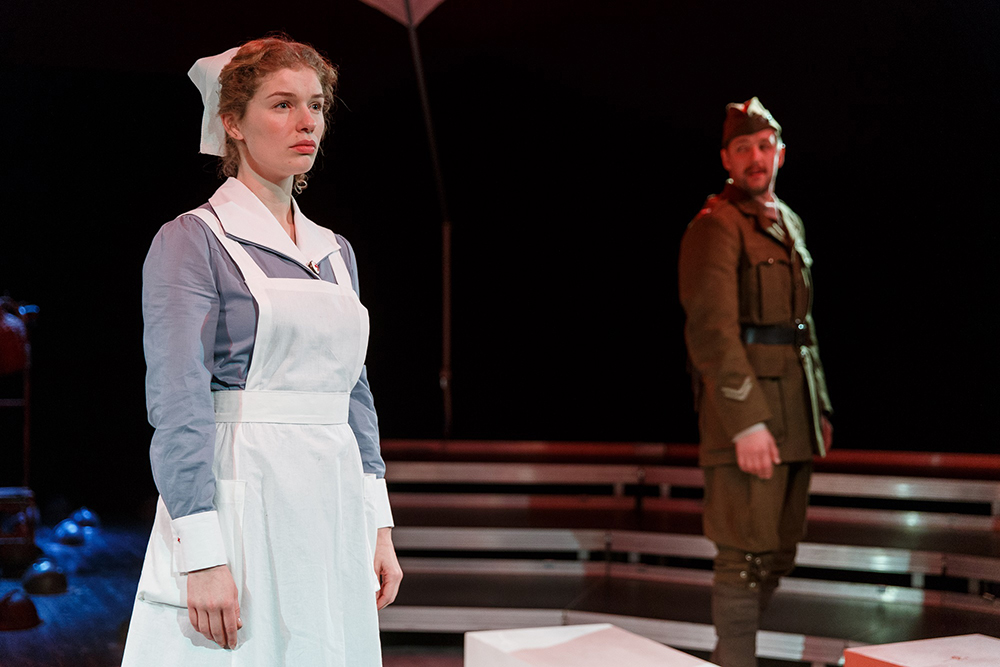 Skats no VDT izrādes "Ardievas ieročiem". Elīna Hanzena - Ketrina Bārklija, Rihards Jakovels - Frederiks Henrijs // Foto - Matīss Markovskis