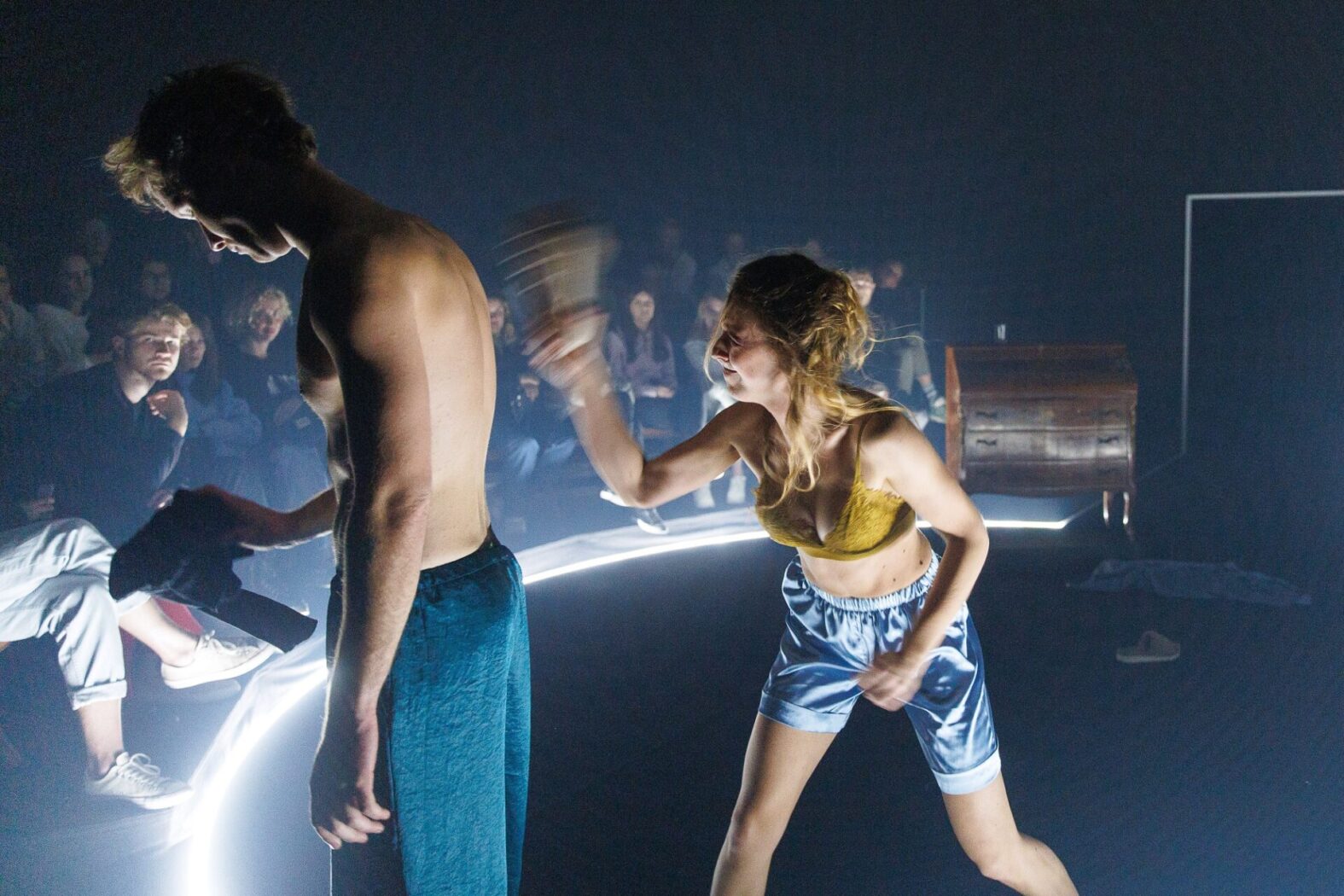 Skats no Valmieras teātra izrādes "Nelabie. Pēc Dostojevska" (2022, rež. Elmārs Seņkovs) // Foto – Matīss Markovskis