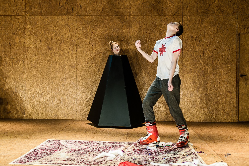 Skats no izrādes "Apjukums" // Foto – Matīss Markovskis