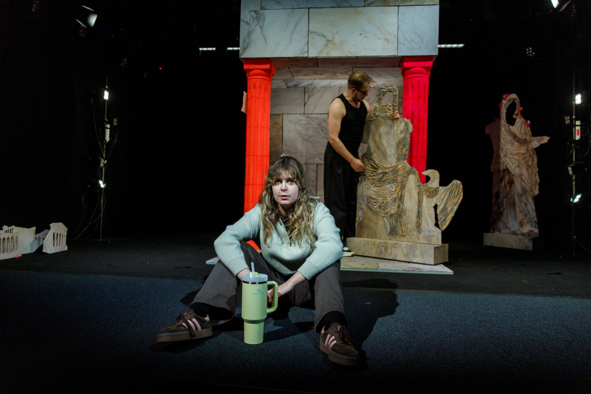 Skats no Latvijas Leļļu teātra izrādes "Pirmā jauniete" (2025, rež. Roberts Dauburs) // Foto – Matīss Markovskis