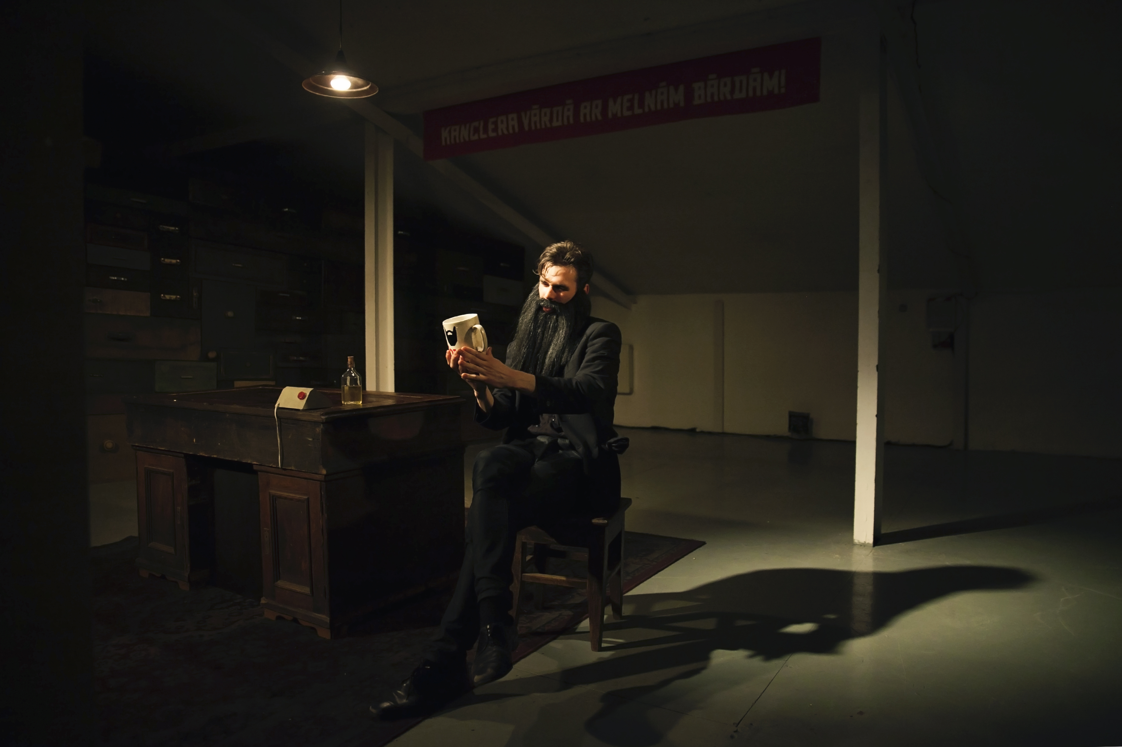 Kārlis Tols izrādē "Bārdas" // Foto – Inga Plūme