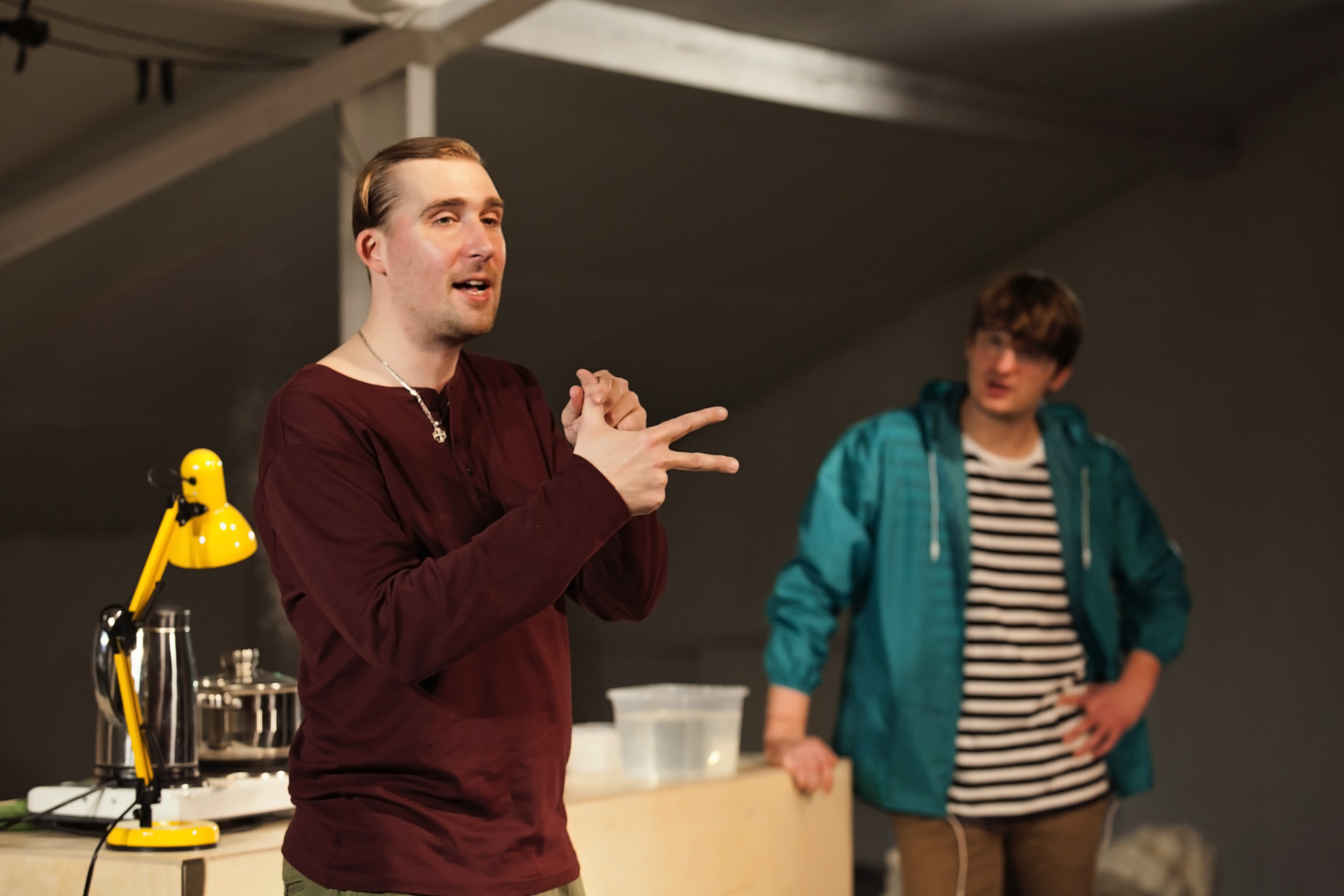 Andrejs Možeiko un Artūrs Putniņš DDT izrādē "Mākoņi" // Foto – Inga Plūme