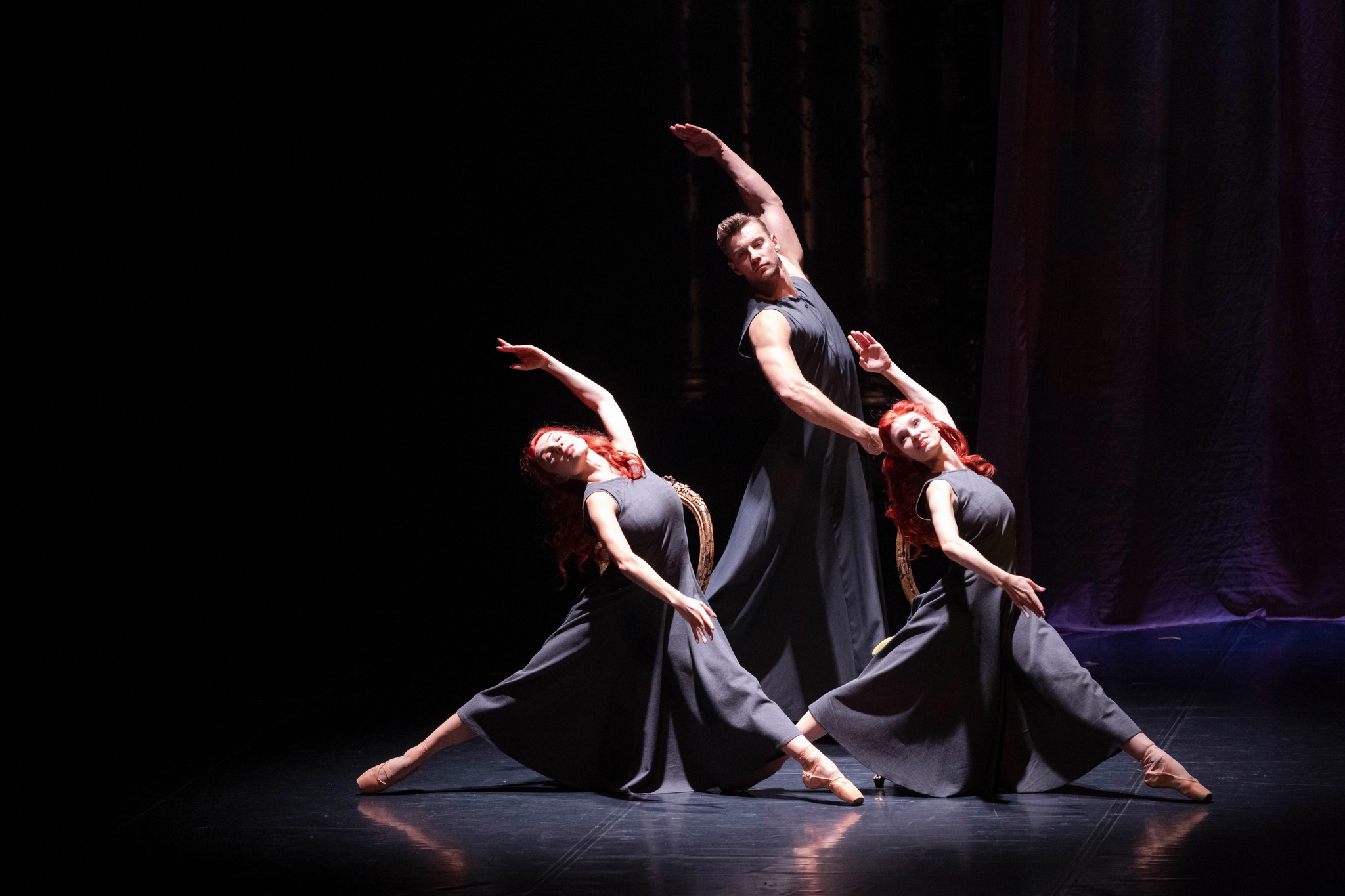 Skats no LNOB izrādes "Kazanova". Kazanova – Antons Freimans, māsas Savornjānas – Emma Lagūna un Izabella Monastirska-Urtāne // Foto – Kristaps Kalns 