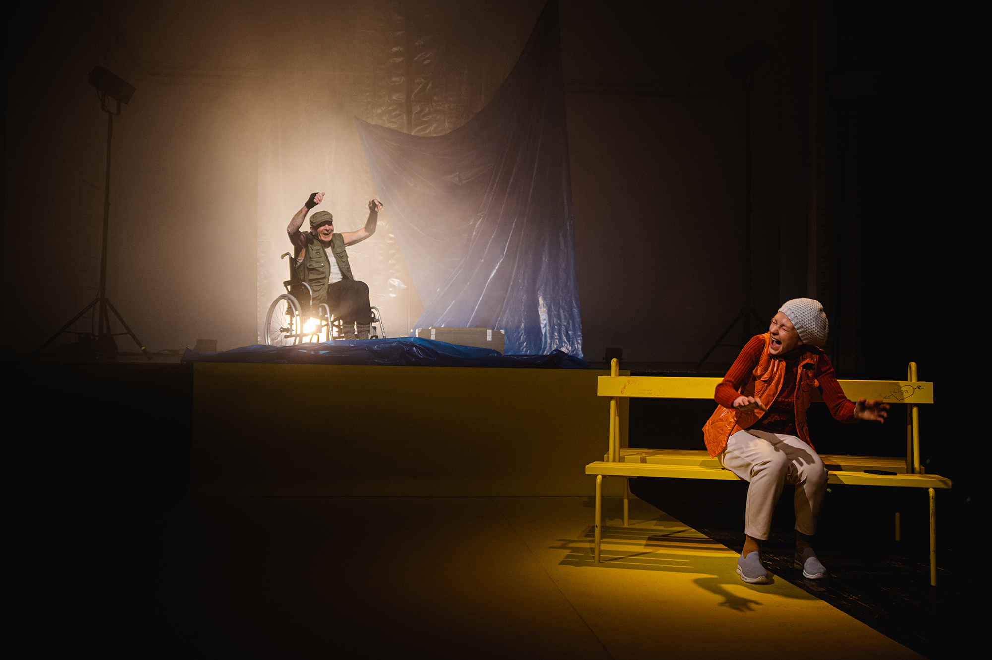 Skats no ĢIT izrādes "Es gaidu..." (2023, rež. R. Dauburs, K. Parfirjeva) // Foto – Aivars Ivbulis