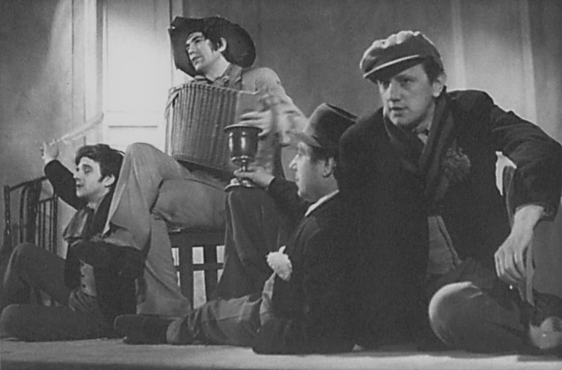 Skats no Jaunatnes teātra izrādes "Spēlē, Spēlmani!". No kreisās: Jānis Vītoliņš, Eduards Treimanis, Aleksandrs Maizuks, Andris Mekšs // Publicitātes foto