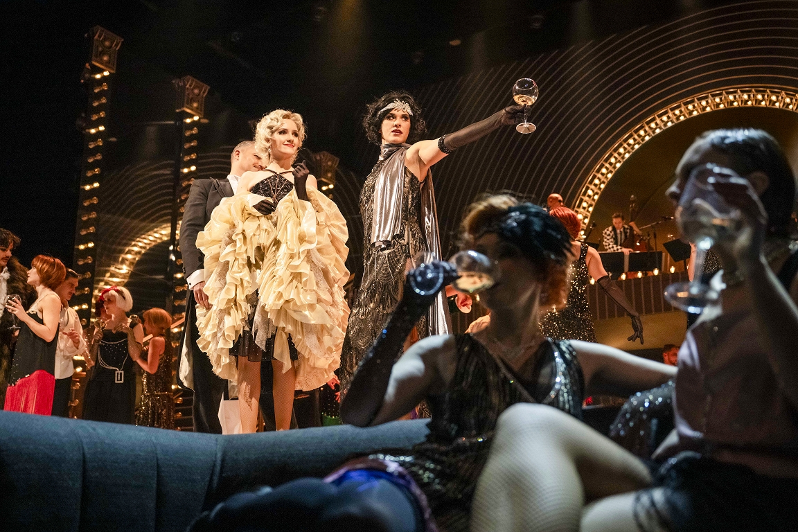 Skats no LNT izrādes "Lieliskais Getsbijs" (2024, rež. Indra Roga) // Foto – Kristaps Kalns