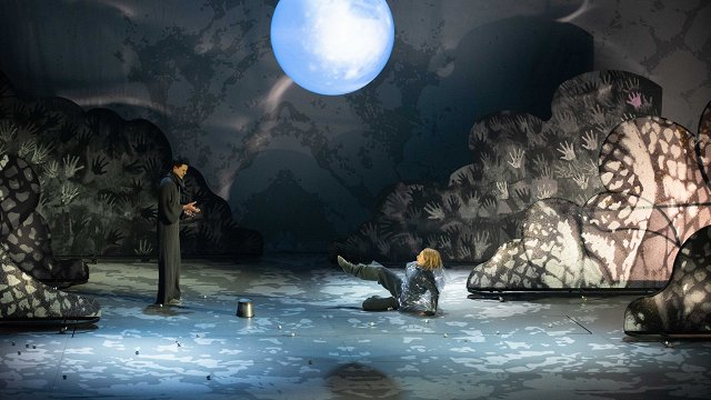 Skats no izrādes "Vīrs, kas zināja čūskuvārdus" // Foto – Kristaps Kalns