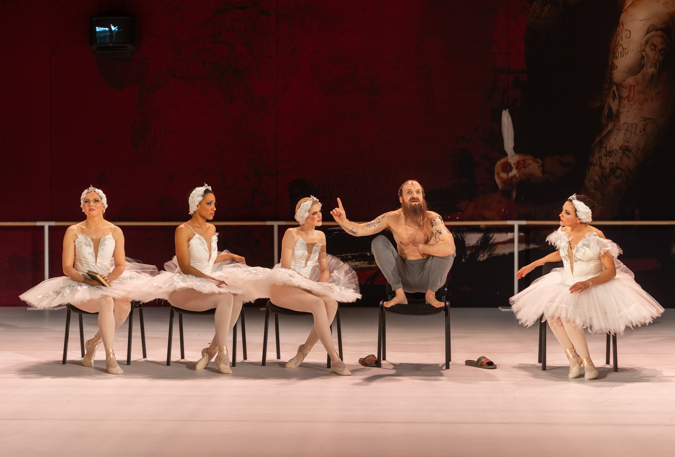 Janas Čivželes kostīmi Jaunā Rīgas teātra izrādei "Melnais gulbis" // Foto – Jānis Deinats