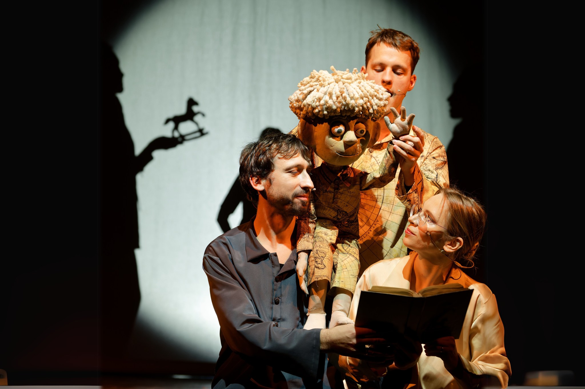Skats no Viļņas teātra “Lelle” izrādes “Gulivers grib pieaugt” (rež. Milda Mičulīte, 2024) // Foto – Martynas Aleksa