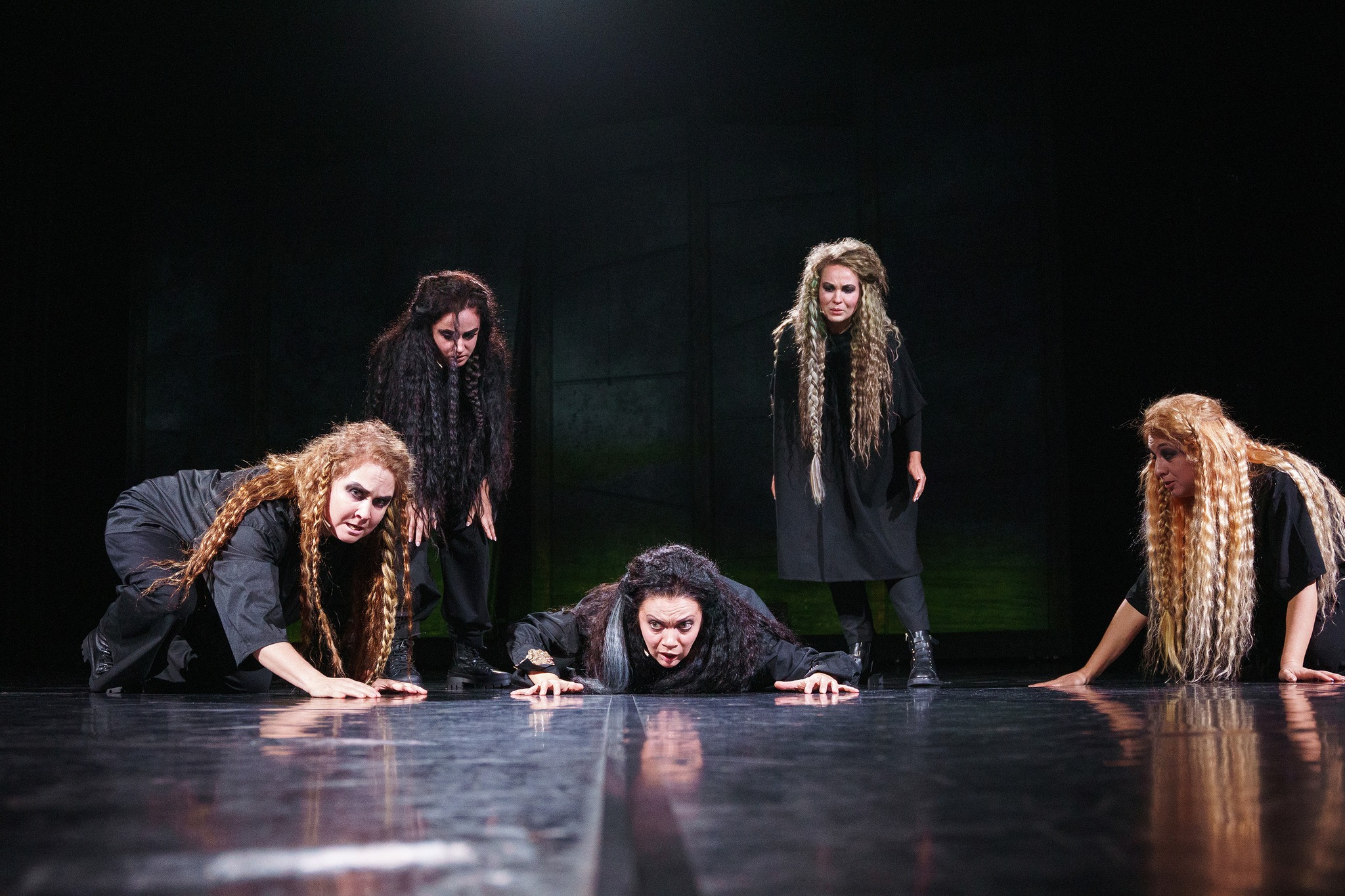 Trojiešu koris (no kreisās) – Kristīne Veinšteina, Alisa May, Zanda Mankopa, Inese Ivulāne-Mežale; centrā: Hekube – Jūlija Ļaha // Foto – Gatis Timofejevs