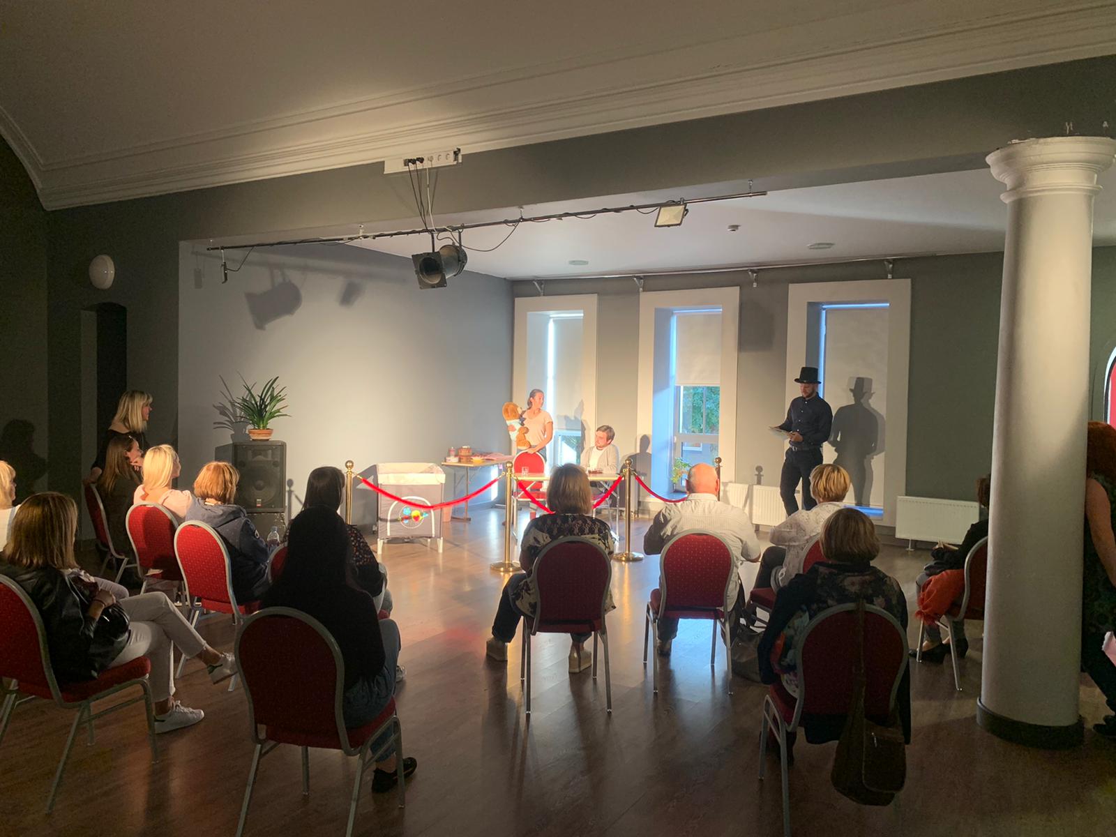 Skats no Ikšķiles amatierteātra “Banda” kopdarba "Ikšķiles cilvēkdārzs" (rež. Jānis Kronis) // Publicitātes foto