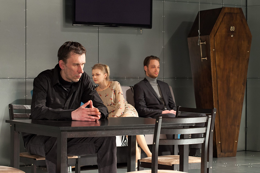 Ģirts Lukevics, Everita Pjata, Gatis Maliks izrādē "Mans Blasters ir izlādējies" // Foto – Ziedonis Safronovs