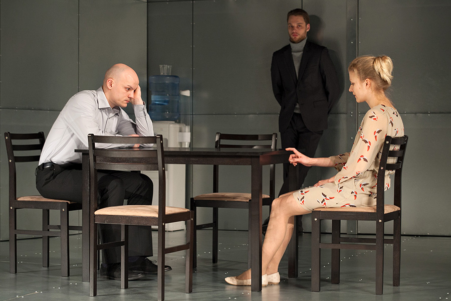 Skats no Liepājas teātra izrādes "Mans blasters ir izlādējies" (rež. K. Bogomolovs) // Foto – Ziedonis Safronovs