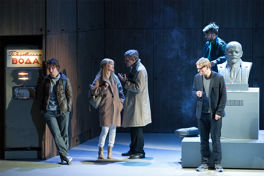 Vaseņka – Rolands Beķeris,  Ņina – Anete Berķe, Sarafanovs – Leons Leščinskis, Busigins – Kaspars Kārkliņš, Silva – Viktors Ellers // Foto – Ziedonis Safronovs