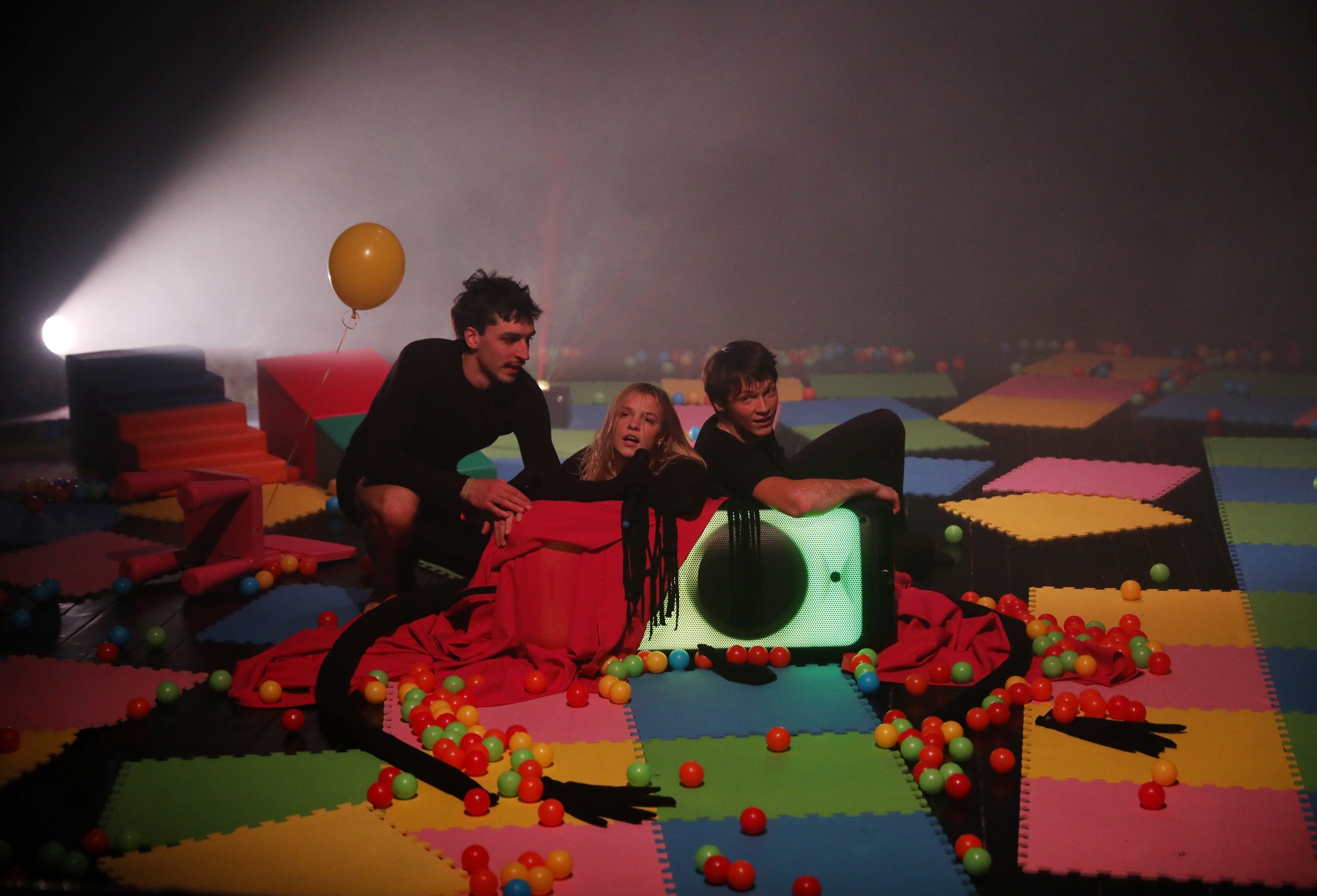 Skats no izrādes "Gaiši zilais punkts" // Foto – Lita Millere