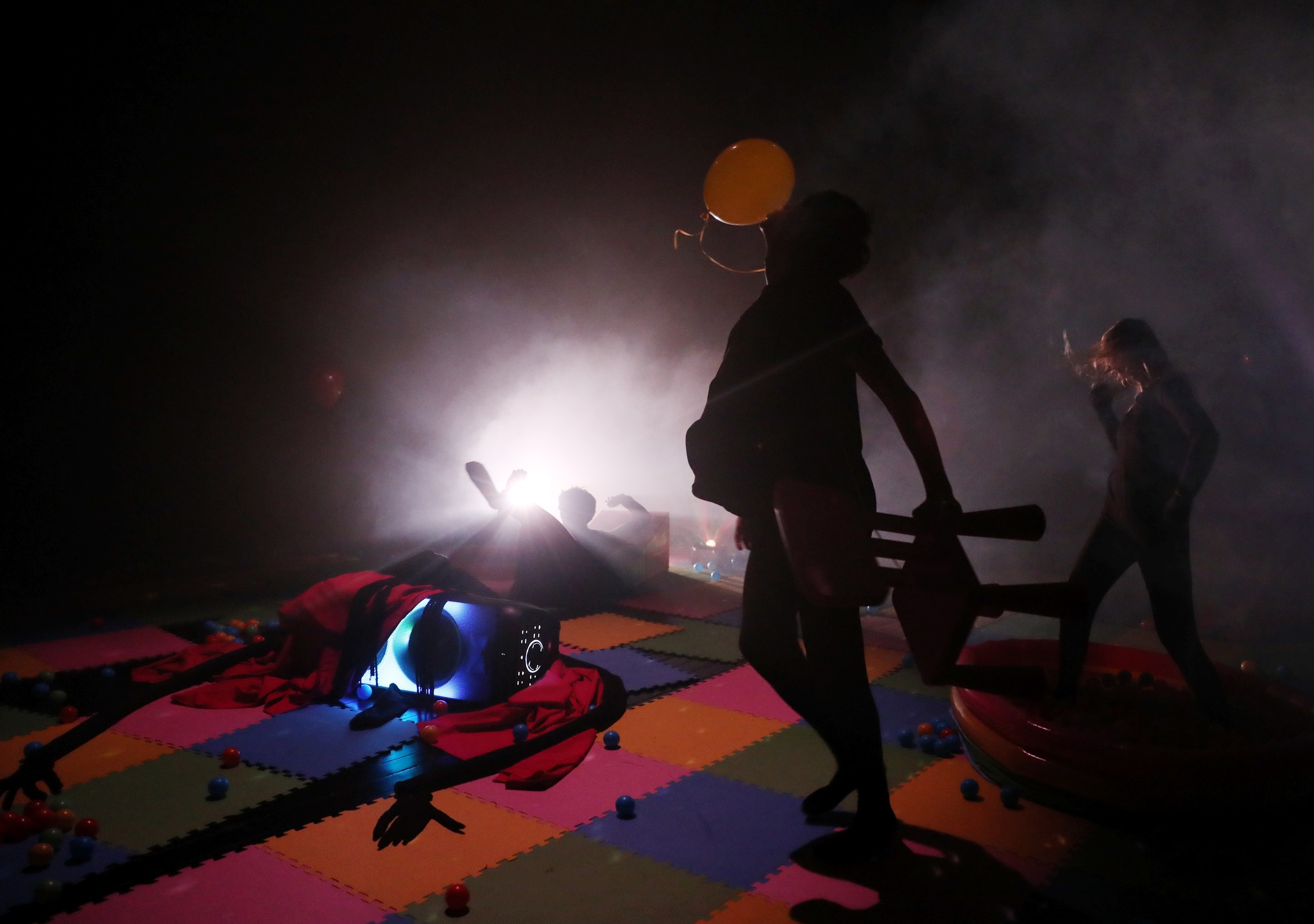 Skats no izrādes "Gaiši zilais punkts" // Foto – Lita Millere