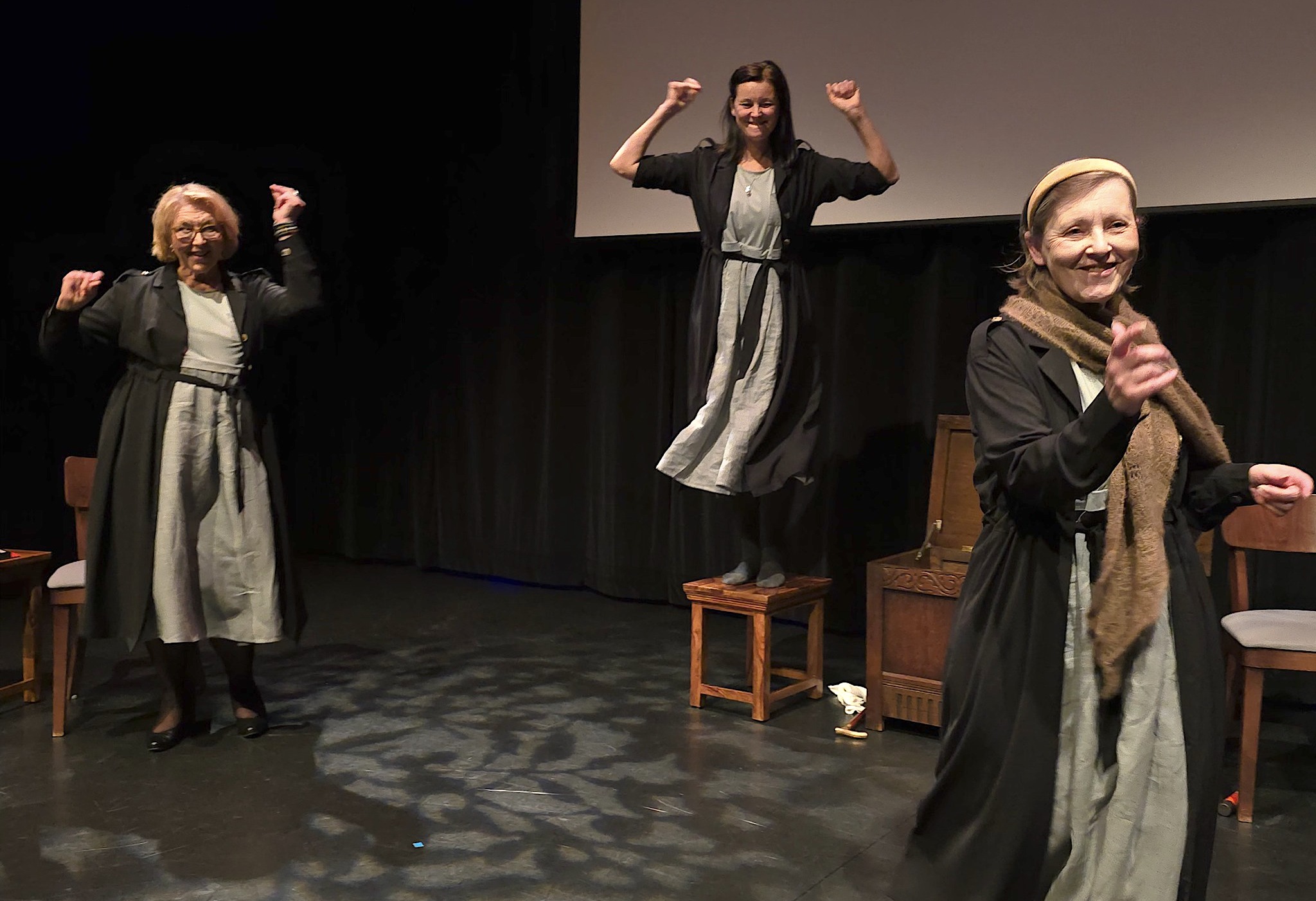 Skats no Itālijas latviešu teātra "Momento" izrādes “Latviešu sievietes Itālijā (tikai) iepazīstina ar sevi. 2. daļa “Mātes”” (rež. Laura Pintere) // Foto – Madara Kučinska