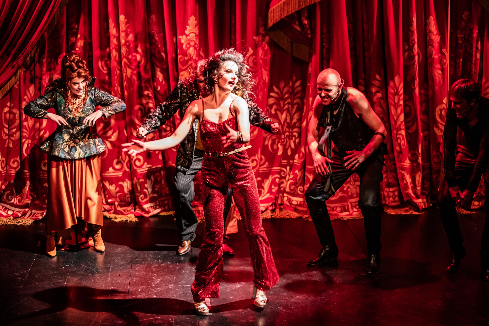 Skats no "Teatr Wybrzeže" (Gdaņska, Polija) izrādes "Ivonna, Burgundijas princese" (rež. Adams Ožehovskis) // Foto – Natalia Kabanow