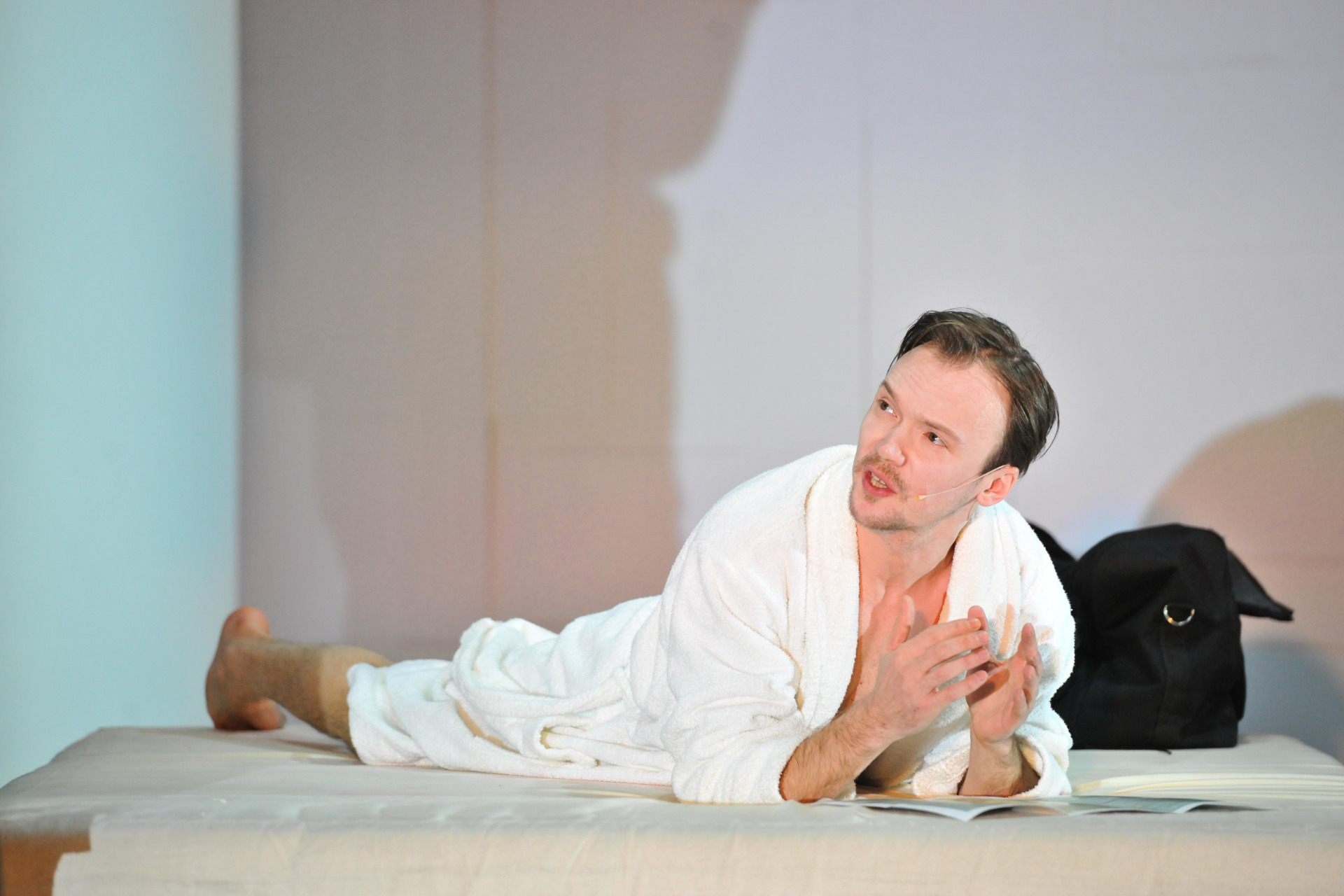 Arturs Krūzkops – Larss izrādē "Tuvā pilsēta" NT // Foto – Kristaps Kalns