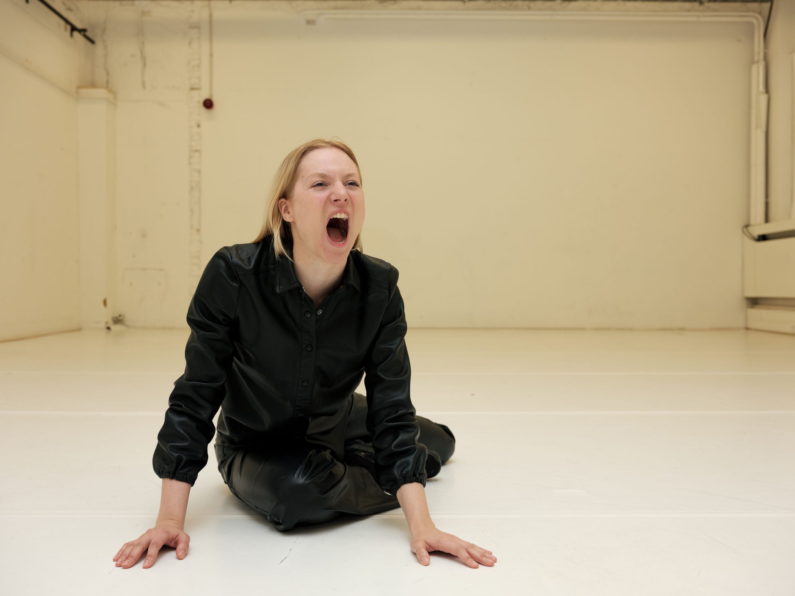 Skats no Janas Jacukas laikmetīgās dejas izrādes "HA" Ģertrūdes ielas teātrī // Foto – Pēteris Vīksna