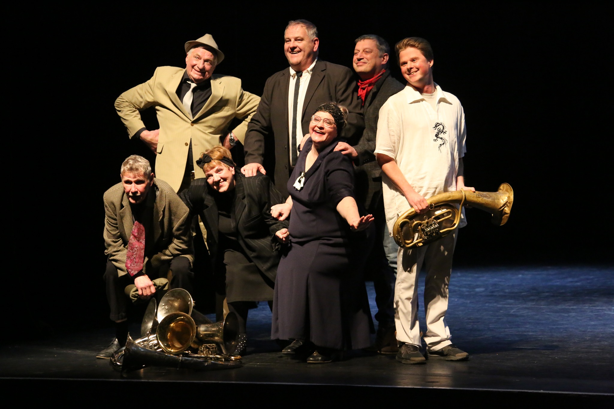 Skats no Jēkabpils Tautas teātra izrādes “Igauņu bēres” (rež. Inta Ūbele) // Foto – Linda Ūdre-Rizga