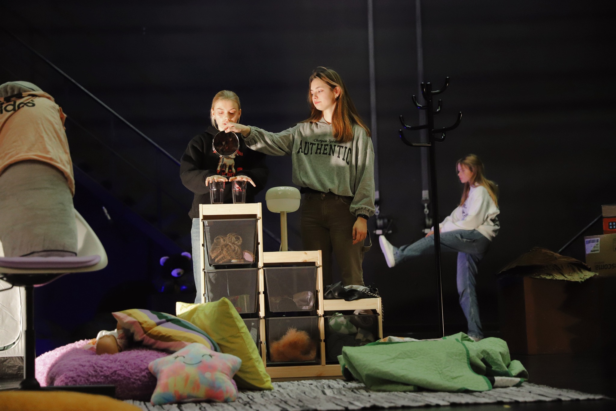 Skats no izrādes "Nākotnes lēmējas" // Foto – Valentīns Isakovs