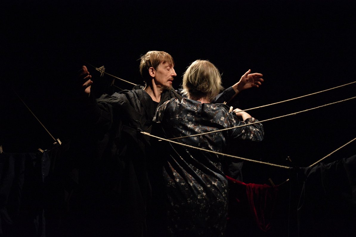 Skats no Klāva Kristapa Košina iestudētās izrādes "Vīrietis. Sieviete" Rēzeknes teātrī "Joriks" // Publicitātes foto